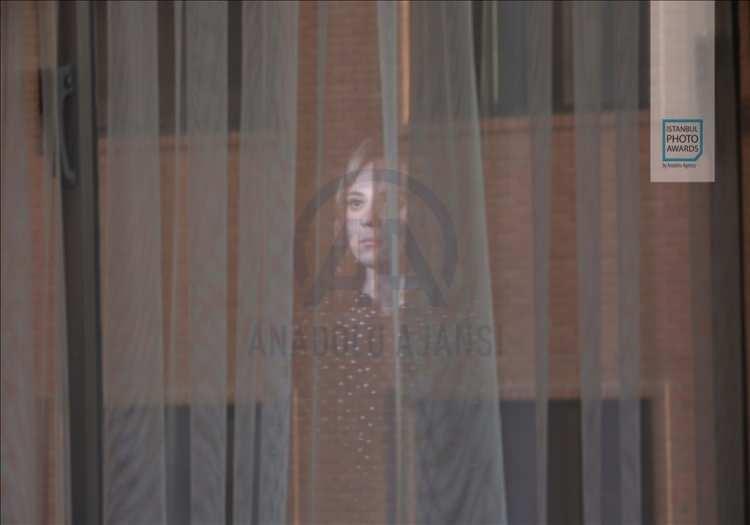 <p>Anadolu Ajansı (AA) tarafından foto muhabirlerini desteklemek amacıyla bu yıl yedincisi d&uuml;zenlenen uluslararası fotoğraf yarışması "Istanbul Photo Awards"da kazananlar a&ccedil;ıklandı. "Seri Portre"de İran'dan "Yabancı Ayna" fotoğraflarıyla Armin Karami, birinciliğin sahibi oldu.</p>
