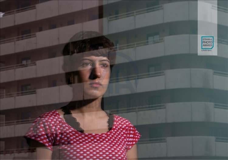 <p>Anadolu Ajansı (AA) tarafından foto muhabirlerini desteklemek amacıyla bu yıl yedincisi d&uuml;zenlenen uluslararası fotoğraf yarışması "Istanbul Photo Awards"da kazananlar a&ccedil;ıklandı. "Seri Portre"de İran'dan "Yabancı Ayna" fotoğraflarıyla Armin Karami, birinciliğin sahibi oldu.</p>
