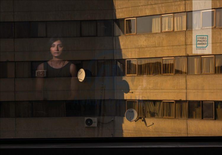 <p>Anadolu Ajansı (AA) tarafından foto muhabirlerini desteklemek amacıyla bu yıl yedincisi d&uuml;zenlenen uluslararası fotoğraf yarışması "Istanbul Photo Awards"da kazananlar a&ccedil;ıklandı. "Seri Portre"de İran'dan "Yabancı Ayna" fotoğraflarıyla Armin Karami, birinciliğin sahibi oldu.</p>
