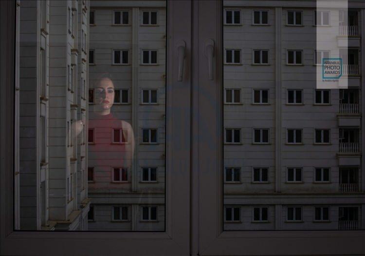 <p>Anadolu Ajansı (AA) tarafından foto muhabirlerini desteklemek amacıyla bu yıl yedincisi d&uuml;zenlenen uluslararası fotoğraf yarışması "Istanbul Photo Awards"da kazananlar a&ccedil;ıklandı. "Seri Portre"de İran'dan "Yabancı Ayna" fotoğraflarıyla Armin Karami, birinciliğin sahibi oldu.</p>
