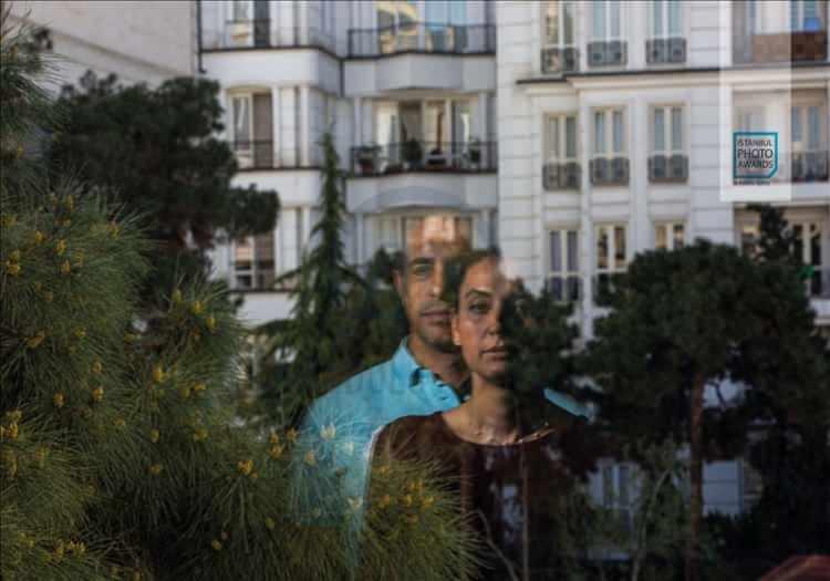 <p>Anadolu Ajansı (AA) tarafından foto muhabirlerini desteklemek amacıyla bu yıl yedincisi d&uuml;zenlenen uluslararası fotoğraf yarışması "Istanbul Photo Awards"da kazananlar a&ccedil;ıklandı. "Seri Portre"de İran'dan "Yabancı Ayna" fotoğraflarıyla Armin Karami, birinciliğin sahibi oldu.</p>
