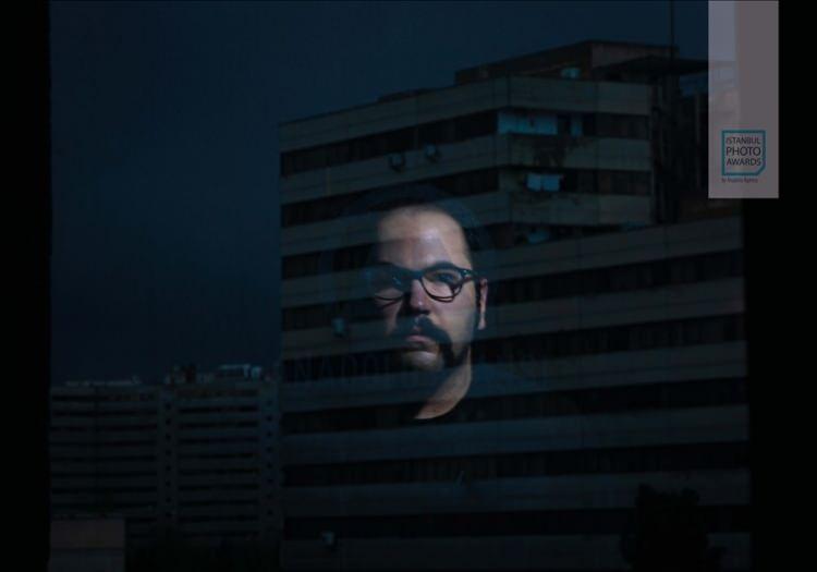 <p>Anadolu Ajansı (AA) tarafından foto muhabirlerini desteklemek amacıyla bu yıl yedincisi d&uuml;zenlenen uluslararası fotoğraf yarışması "Istanbul Photo Awards"da kazananlar a&ccedil;ıklandı. "Seri Portre"de İran'dan "Yabancı Ayna" fotoğraflarıyla Armin Karami, birinciliğin sahibi oldu.</p>
