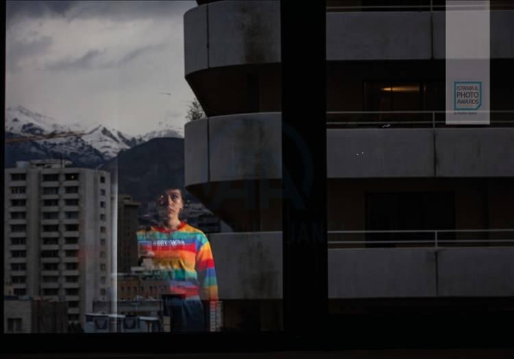 <p>Anadolu Ajansı (AA) tarafından foto muhabirlerini desteklemek amacıyla bu yıl yedincisi d&uuml;zenlenen uluslararası fotoğraf yarışması "Istanbul Photo Awards"da kazananlar a&ccedil;ıklandı. "Seri Portre"de İran'dan "Yabancı Ayna" fotoğraflarıyla Armin Karami, birinciliğin sahibi oldu.</p>
