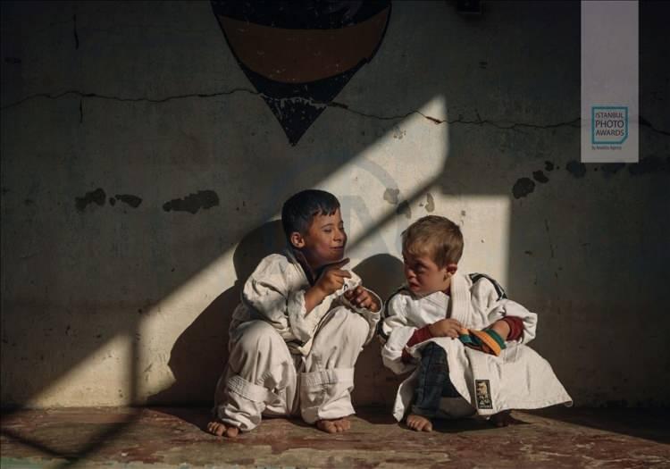 <p>Anadolu Ajansı (AA) tarafından foto muhabirlerini desteklemek amacıyla bu yıl yedincisi d&uuml;zenlenen uluslararası fotoğraf yarışması "Istanbul Photo Awards"da kazananlar a&ccedil;ıklandı. "Seri Spor" dalında "Suriye: Korku ve Savaş yerine Spor ve Eğlence" başlıklı serisi ile DPA fotoğraf&ccedil;ısı Anas Alkharboutli &uuml;&ccedil;&uuml;nc&uuml; oldu. ( Anas Alkharboutli - Anadolu Ajansı )</p>
