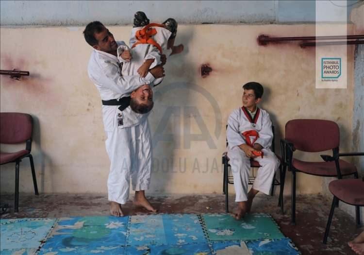<p>Anadolu Ajansı (AA) tarafından foto muhabirlerini desteklemek amacıyla bu yıl yedincisi d&uuml;zenlenen uluslararası fotoğraf yarışması "Istanbul Photo Awards"da kazananlar a&ccedil;ıklandı. "Seri Spor" dalında "Suriye: Korku ve Savaş yerine Spor ve Eğlence" başlıklı serisi ile DPA fotoğraf&ccedil;ısı Anas Alkharboutli &uuml;&ccedil;&uuml;nc&uuml; oldu.</p>
