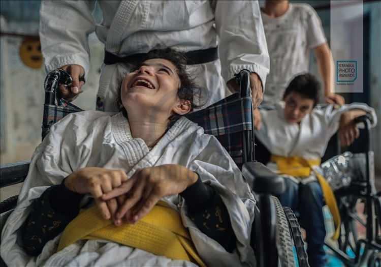 <p>Anadolu Ajansı (AA) tarafından foto muhabirlerini desteklemek amacıyla bu yıl yedincisi d&uuml;zenlenen uluslararası fotoğraf yarışması "Istanbul Photo Awards"da kazananlar a&ccedil;ıklandı. "Seri Spor" dalında "Suriye: Korku ve Savaş yerine Spor ve Eğlence" başlıklı serisi ile DPA fotoğraf&ccedil;ısı Anas Alkharboutli &uuml;&ccedil;&uuml;nc&uuml; oldu. ( Anas Alkharboutli - Anadolu Ajansı )</p>
