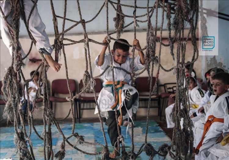 <p>Anadolu Ajansı (AA) tarafından foto muhabirlerini desteklemek amacıyla bu yıl yedincisi d&uuml;zenlenen uluslararası fotoğraf yarışması "Istanbul Photo Awards"da kazananlar a&ccedil;ıklandı. "Seri Spor" dalında "Suriye: Korku ve Savaş yerine Spor ve Eğlence" başlıklı serisi ile DPA fotoğraf&ccedil;ısı Anas Alkharboutli &uuml;&ccedil;&uuml;nc&uuml; oldu.</p>
