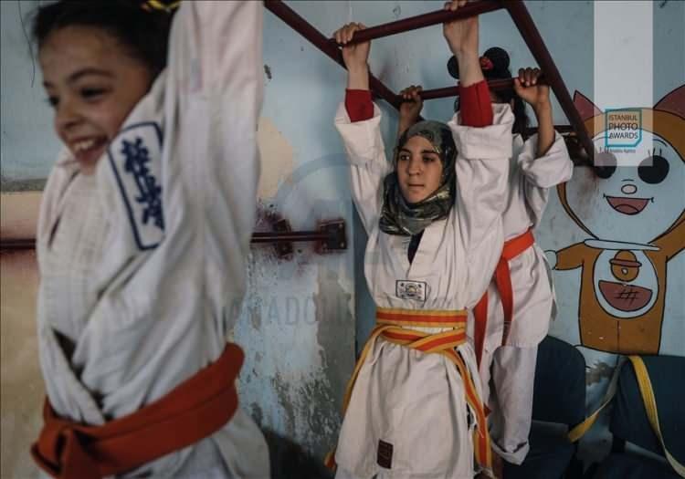 <p>Anadolu Ajansı (AA) tarafından foto muhabirlerini desteklemek amacıyla bu yıl yedincisi d&uuml;zenlenen uluslararası fotoğraf yarışması "Istanbul Photo Awards"da kazananlar a&ccedil;ıklandı. "Seri Spor" dalında "Suriye: Korku ve Savaş yerine Spor ve Eğlence" başlıklı serisi ile DPA fotoğraf&ccedil;ısı Anas Alkharboutli &uuml;&ccedil;&uuml;nc&uuml; oldu.</p>
