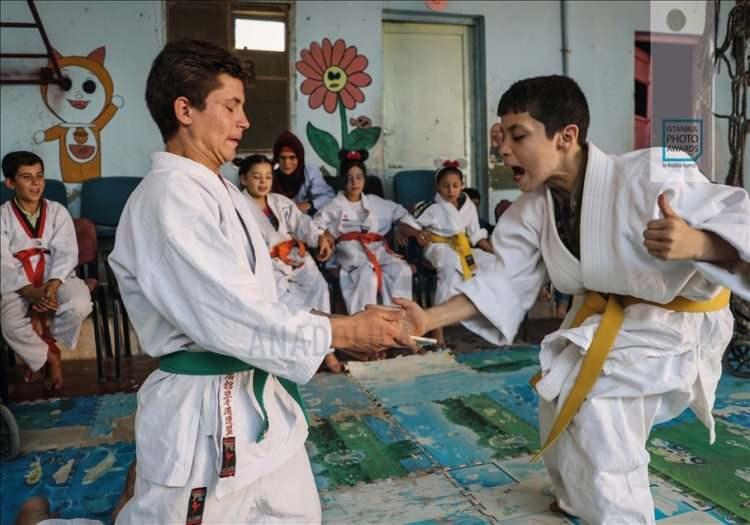 <p>Anadolu Ajansı (AA) tarafından foto muhabirlerini desteklemek amacıyla bu yıl yedincisi d&uuml;zenlenen uluslararası fotoğraf yarışması "Istanbul Photo Awards"da kazananlar a&ccedil;ıklandı. "Seri Spor" dalında "Suriye: Korku ve Savaş yerine Spor ve Eğlence" başlıklı serisi ile DPA fotoğraf&ccedil;ısı Anas Alkharboutli &uuml;&ccedil;&uuml;nc&uuml; oldu.</p>
