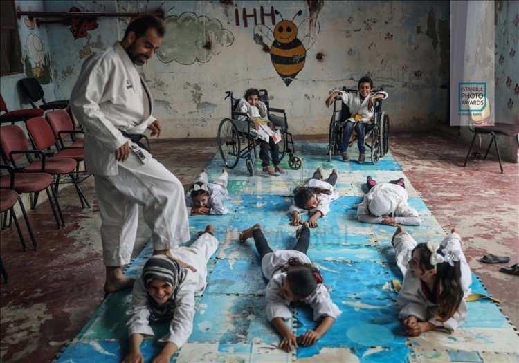 <p>Anadolu Ajansı (AA) tarafından foto muhabirlerini desteklemek amacıyla bu yıl yedincisi d&uuml;zenlenen uluslararası fotoğraf yarışması "Istanbul Photo Awards"da kazananlar a&ccedil;ıklandı. "Seri Spor" dalında "Suriye: Korku ve Savaş yerine Spor ve Eğlence" başlıklı serisi ile DPA fotoğraf&ccedil;ısı Anas Alkharboutli &uuml;&ccedil;&uuml;nc&uuml; oldu. ( Anas Alkharboutli - Anadolu Ajansı )</p>
