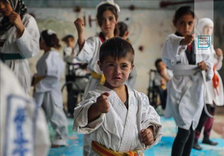 <p>Anadolu Ajansı (AA) tarafından foto muhabirlerini desteklemek amacıyla bu yıl yedincisi d&uuml;zenlenen uluslararası fotoğraf yarışması "Istanbul Photo Awards"da kazananlar a&ccedil;ıklandı. "Seri Spor" dalında "Suriye: Korku ve Savaş yerine Spor ve Eğlence" başlıklı serisi ile DPA fotoğraf&ccedil;ısı Anas Alkharboutli &uuml;&ccedil;&uuml;nc&uuml; oldu. ( Anas Alkharboutli - Anadolu Ajansı )</p>

