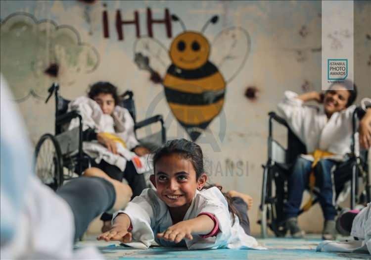 <p>Anadolu Ajansı (AA) tarafından foto muhabirlerini desteklemek amacıyla bu yıl yedincisi d&uuml;zenlenen uluslararası fotoğraf yarışması "Istanbul Photo Awards"da kazananlar a&ccedil;ıklandı. "Seri Spor" dalında "Suriye: Korku ve Savaş yerine Spor ve Eğlence" başlıklı serisi ile DPA fotoğraf&ccedil;ısı Anas Alkharboutli &uuml;&ccedil;&uuml;nc&uuml; oldu.</p>
