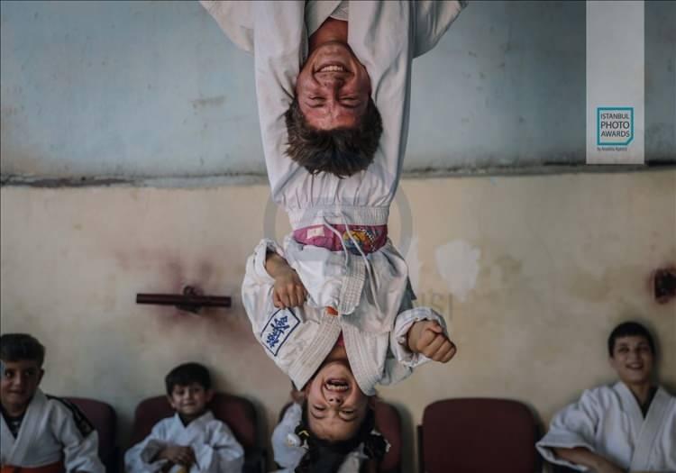 <p>Anadolu Ajansı (AA) tarafından foto muhabirlerini desteklemek amacıyla bu yıl yedincisi d&uuml;zenlenen uluslararası fotoğraf yarışması "Istanbul Photo Awards"da kazananlar a&ccedil;ıklandı. "Seri Spor" dalında "Suriye: Korku ve Savaş yerine Spor ve Eğlence" başlıklı serisi ile DPA fotoğraf&ccedil;ısı Anas Alkharboutli &uuml;&ccedil;&uuml;nc&uuml; oldu. ( Anas Alkharboutli - Anadolu Ajansı )</p>
