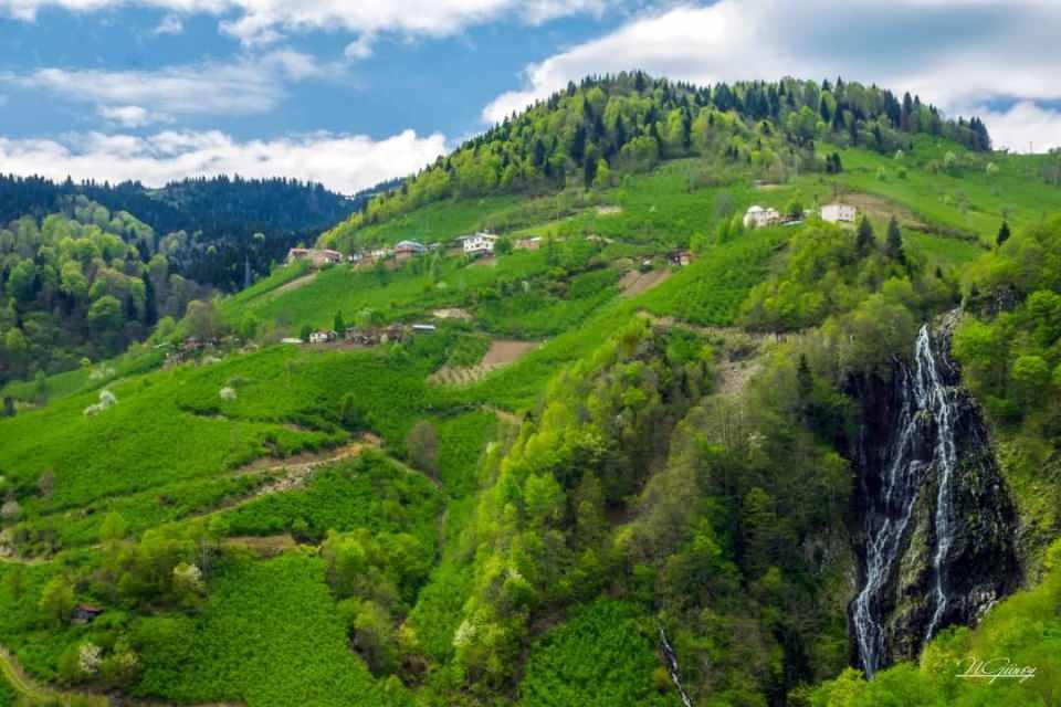 <p>Doğu Karadeniz’in dereleri ve ırmakları ile ünlü Ordu’da keşfedilmiş 100'e yakın şelale, doğa turizmcilerinin ilgisini çekiyor. Türkülere konu edilen kentteki derelerin, yüksek rakımlı yerlerinden akarak oluşturduğu şelalelerle ortaya çıkan manzara, doğa tutkunlarının cezbediyor. </p>
