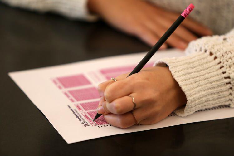 <p><strong>3- KATILMAYACAK ÖĞRENCİLERİN KARNE NOTLARI NASIL HESAPLANACAK?</strong></p>
<p>Birinci dönem notlarına göre tamamlanacak ve bu öğrencilere yönelik başka herhangi bir ölçme ve değerlendirme uygulaması yapılmayacak. Karnede ikinci dönem notları yer almayacak.</p>