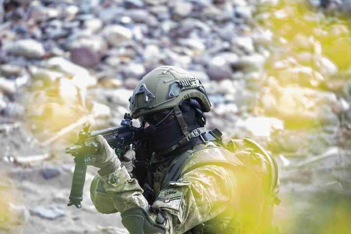 <p>Kıbrıs Barış Harekatı'nda adaya ilk çıkarma yapan ve gazi birlik olan amfibi deniz piyadeleri, Hakkari'de, Irak'ın kuzeyinde terörle mücadelede, Suriye'de Barış Pınarı ve Fırat Kalkanı harekat bölgelerinde, Libya ve Afganistan'da görev icra ediyor.</p>