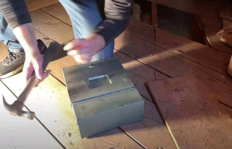 <p>Tavan arasını aradı ve diğerlerinin gözden kaçırdığı bir şey dikkatini çekti: Döşeme tahtalarından gelen birkaç tuhaf metal vızıltısı.</p>
