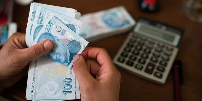 <p><strong>BUGÜN HESAPLARA YATACAK</strong></p>
<p>Bu işçilerle birlikte kamuda çalışan işçiler toplu sözleşme de yapıyorlar. Bu toplu sözleşmeler gereği işçilere ilave tediye yani ikramiye ödemesi her yıl gerçekleştiriliyor. Bu ikramiyelerin ne zaman ödeneceği ise Cumhurbaşkanlığı kararlarıyla açıklanıyor. Kamu işçileri 26 günlük ilave tediyelerinin ikinci yarısını bugün hesaplarında görecek.</p>