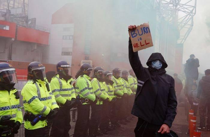 <p>Binlerce taraftar, Old Trafford'un çevresinde meşale yaktı ve açtıkları pankartlarla Glazer ailesinin kulübü bırakmaları için çağrıda bulundu.</p>
