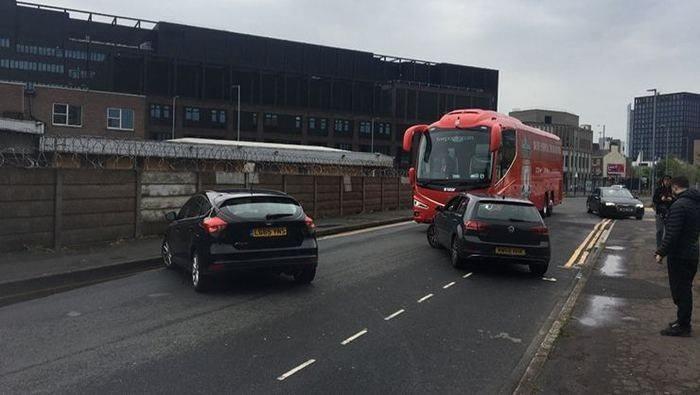 <p>Manchester United taraftarları, maçın oynanmasını engellemek için Old Trafford'a doğru giden Liverpool takım otobüsünün önünü de kesti.</p>

