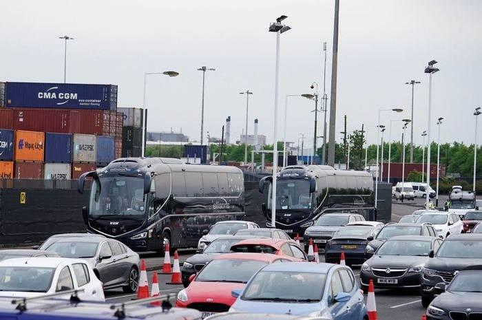 <p>Liverpool takım otobüsünün lastiklerini patlatan taraftarların, kulübün sahibi Glazer ailesinin yönetimi bıraktığını açıklamasını talep ettiği belirtildi.</p>
