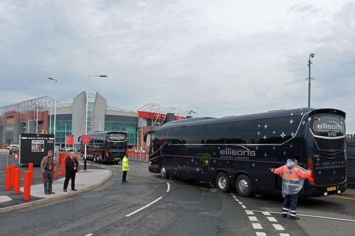 <p>Polislerin olaya müdahale etmesiyle Manchester United ve Liverpool kafilesi, güvenli bir şekilde Old Trafford'a vardı.</p>