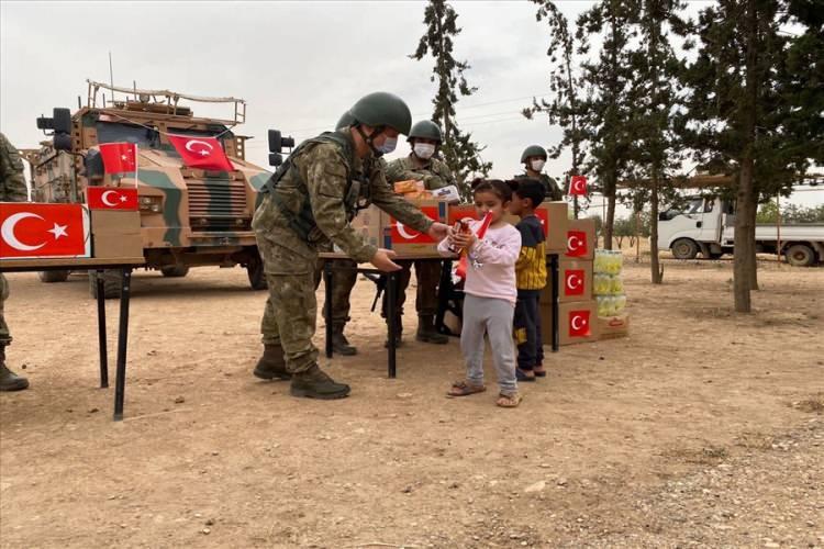 <p>Bakanlık, yurdun dört bir yanında ve sınır ötesinde görev yapan Türk Silahlı Kuvvetleri personelinin birbirleriyle ve çocuklarla bayramlaşma anlarından fotoğraf karelerini de paylaştı.</p>
