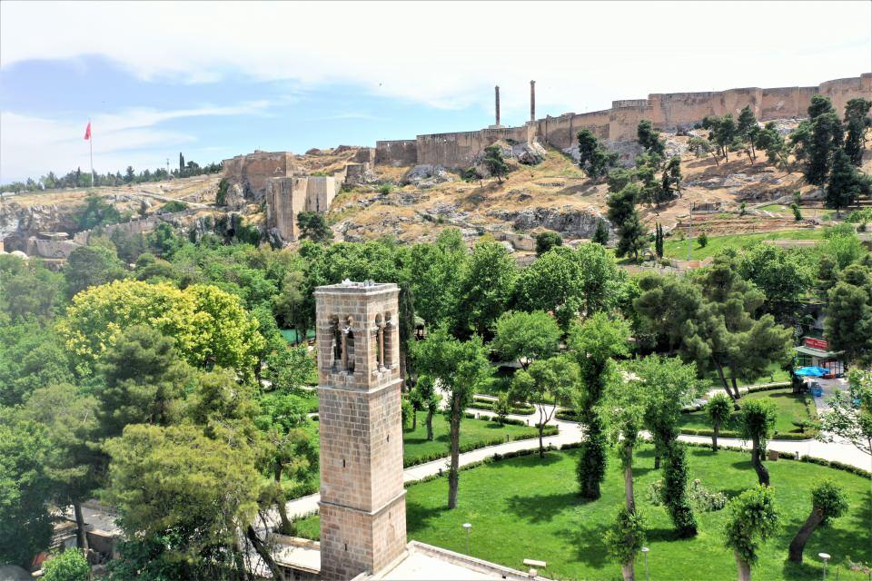 <p>Bilim insanlarının müsilajın kirlilikten kaynaklandığını söylediğini belirten Coşkuner, sözlerine şöyle devam etti:</p>

<p>"Müsilaj 20 sene evvel de vardı. Ama az miktarda vardı. Ağlarımızı etkilerdi ama ağları yıkardık, temizlenirdi. Şimdi müsilaj ağların üzerinde kalıyor ve ağlar dibe gitmiyor. Onun için 6 aydır dip ağı atamıyoruz. Gırgırla yapılan balıkçılıkta, ağlarda ağır kurşunlar ve çelik teller kullanılıyor ama eskisi gibi onlar da çalışamıyor. </p>
