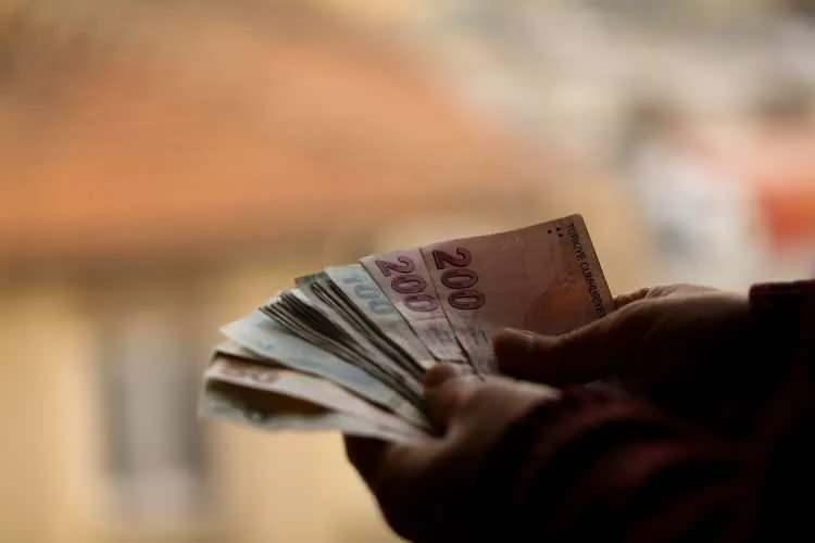 <p>Bu yıl asgari ücretle çalışan işçi 52 gün üzerinden net 4 bin 433 lira ikramiye alacak. Bunun da 13 günlük tutarı yani en az bin 108 lirası bugün yatırılacak. Kamu işçileri yılın ikinci yarısında da bir 26 günlük ikramiye daha alacak. Bu ödemenin takvimi de yine Cumhurbaşkanı kararıyla belli olacak.</p>