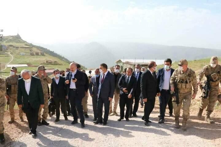 <p>Beraberindeki Bakan Yardımcısı Mehmet Ersoy, Vali Siirt Valisi ve Belediye Başkanveekili Osman Hacıbektaşoğlu, Jandarma Genel Komutanı Orgenera Arif Çetin ile birlikte üs bölgesini ziyaret eden Bakan Soylu, operasyondaki 'Rozet ve Akrep' unsurlarına telsizden bayramlarını kutlayıp, Cumhurbaşkanı Recep Tayyip Erdoğan'ın selamlarını illeti.</p>
