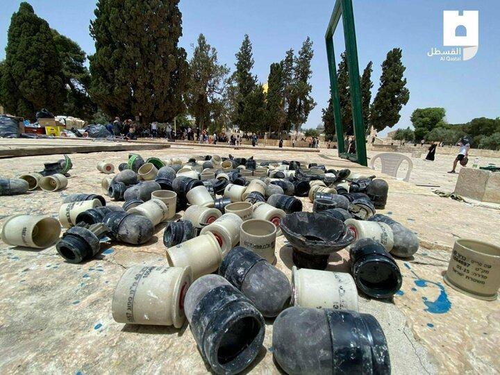 <p>Filistinliler, Mescidi Aksa'da saldırının durmasıyla temizlik yaptı.</p>
