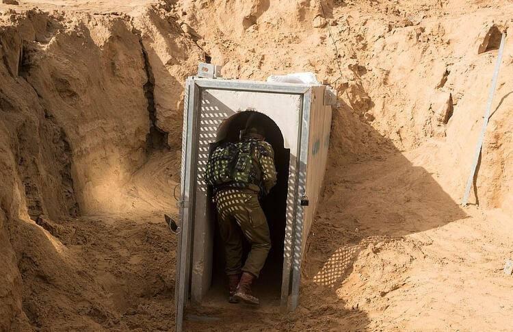 <p>Aynı habere göre, IDF bu sayede Hamas güçlerinin yer altı tünellerine çekilmesini sağladı ve saha sonra bu noktaları hedef aldı.</p>
<p> </p>