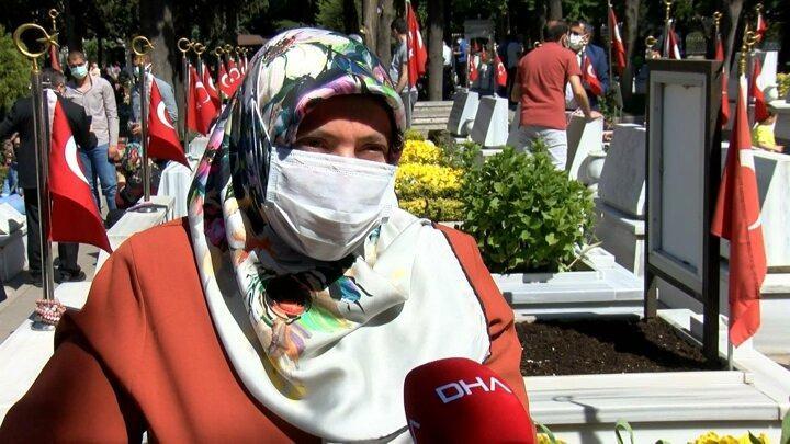 <p>2007 yılında şehit olan oğlunun mezarı başında dua eden Zeliha Karaçur, Çok şükür geldik yanına. Yerimiz burası, her gün buradayız. İllaki bayram değil… Ben bu yiğidin annesiyim. Çok kötü bir şey, Allah kimseye vermesin. Burası sözün bittiği bir yer. Yavrunu özlüyorsun, sarılamıyorsun, öpemiyorsun. Her şeyden mahrum kalıyorsun diye konuştu.</p>
