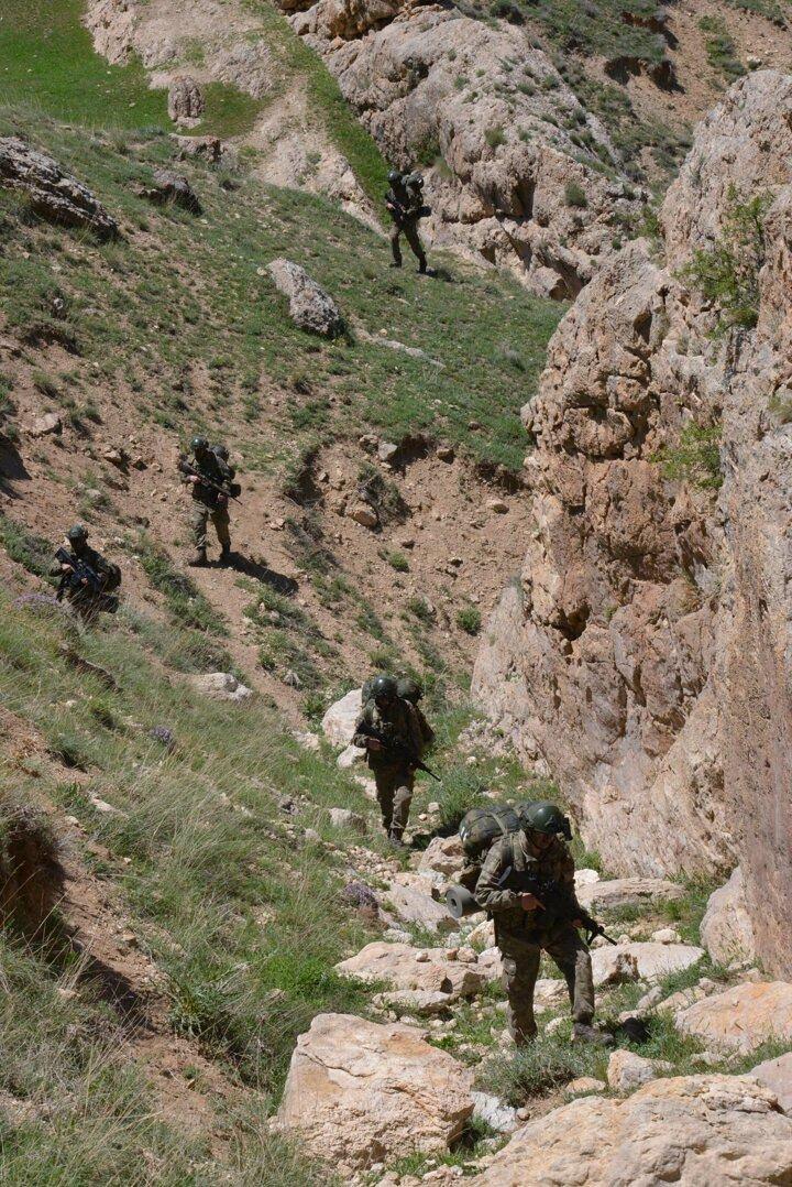 <p>VATAN BİZE EMANET</p>
<p> Şehit Piyade Er Bayram Şenol Hudut Takım Karakolu'nda mevzide görev yapan asker, başta şehit aileleri olmak üzere Türk milletinin ve kendi ailesinin Ramazan Bayram'ını kutladı.</p>