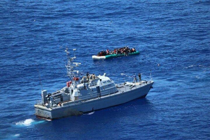 <p>Libya Sahil Güvenlik unsurlarının bölgeye gelmesinin ardından 97 göçmen, bulundukları bottan alındı. Göçmenlerin terk etmelerinin hemen ardından botun batması, olası bir facianın önüne geçildiğinin en büyük göstergesi olarak nitelendirildi.</p>
