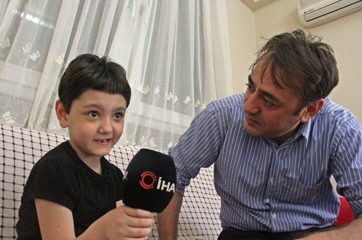 <p>Baba Ali İhsan Yıldırım, kızının yürüme ve koşmada becerisinde her geçen gün ilerlediğini belirterek, “Önceden yürüyemezken, ayakta duramazken şimdi tek başına yürüme ve koşmanın ilk adımlarını atacak. Koşmak hayalimizdi. İlk antrenmanında benim desteğimle yavaş da olsa koştu. Bu zamanla ilerleyecek. Bana tutunmadan da onun koşmasını sağlayacağım. İnşallah o günleri de göreceğiz” dedi.</p>
