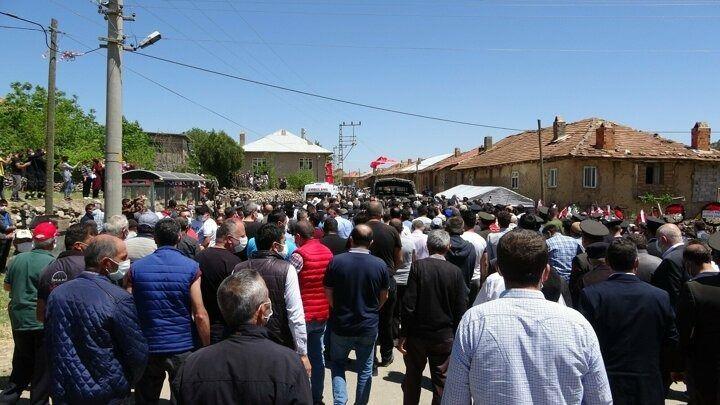 <p>Şehit Özdamar’ın naaşı sabaha karşı Şırnak’tan askeri uçakla Süleyman Demirel Havalimanı’na getirildi.</p>
