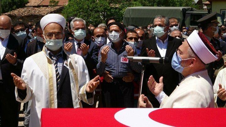 <p>Öğle saatlerinde morgdan alınan şehidin Türk bayrağına sarılı tabutu, memleketi Çaltı köyüne getirildi.</p>
