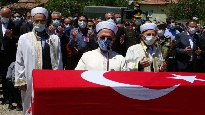 <p>Şehidin annesi Keziban ve baba Sadettin Özdamar ile amcası Murat Özdamar, tabuta sarılarak uzun süre gözyaşı döktü.</p>
