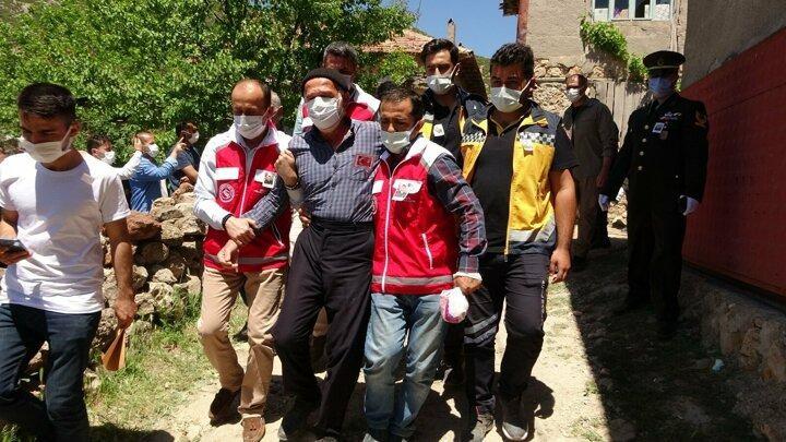<p>Şehidin naaşı daha sonra cenaze töreni için köy meydanına götürüldü.</p>
