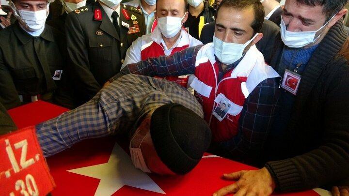 <p>Bu sırada ayakta durmakta güçlük çeken baba Sadettin Özdamar, görevlilerin yardımıyla yürüyebildi. Baba Sadettin Özdamar, “Kuzum, kuzum” diyerek ağıt yaktı.</p>
