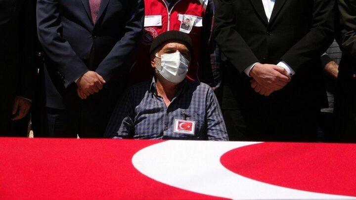 <p>Şehit Uzman Onbaşı Yasin Özdamar için köy meydanında cenaze töreni düzenlendi.</p>
