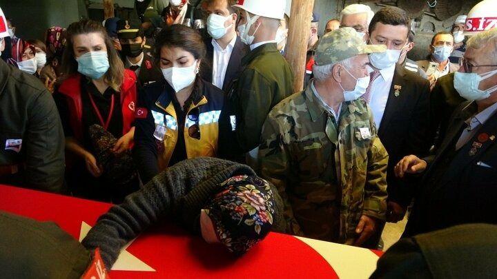 <p>Şehit Özdamar’ın cenazesi öğle namazının ardından İl Müftüsü Bayram Şahin’in kıldırdığı cenaze namazı sonrasında tören mangasındaki silah arkadaşları tarafından cenaze aracına taşındı.</p>
