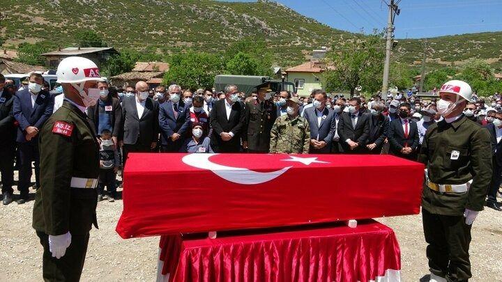 <p>Bekar ve bir kardeşi olan Yasin &Ouml;zdamar&rsquo;ın cenazesi &Ccedil;altı k&ouml;y&uuml; mezarlığında toprağa verildi.</p>
