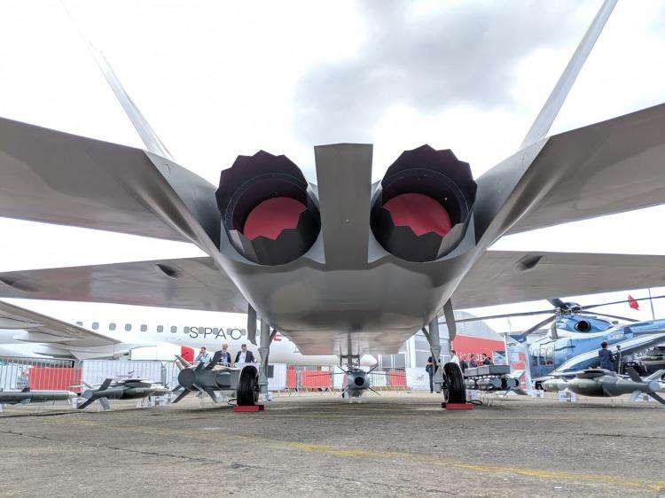 <p>Defense News haberde Türkiye'nin yerli üretimi olan Milli Muharip Uçak'a yöneldiği ifade edilerek "TUSAŞ TF-X'i dizayn ediyor, geliştiriyor ve 2025-2026 zaman aralığında uçuşa hazır getirerek üretime geçmeye hazırlanıyor" ifadeleri kullanıldı.</p>
