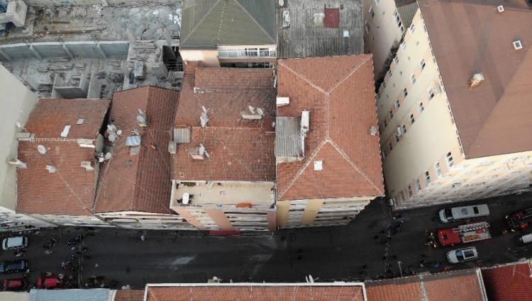 <p>Alınan bilgiye göre, Esentepe Mahallesi Kardeşler Sokağı'ndaki 6 katlı binada oturan apartman sakinleri, binadan ses gelmesi üzerine yetkililere haber verdi.</p>
