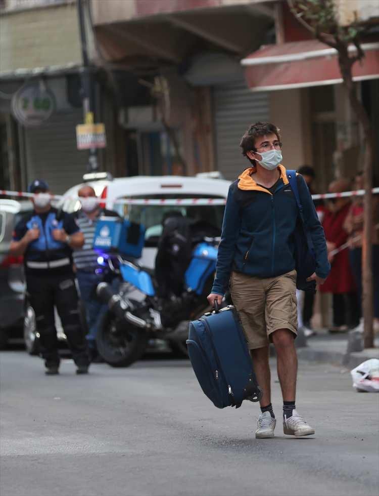<p>Tedbir amaçlı bugün hem o bina hem de sağ ve solundaki iki bina boşaltıldı. Yaklaşık 10 ailemiz var. Şu anda hayati tehlike arz eden bir durum yok. Çevre İl Müdürlüğünün de haberi var. Bekliyoruz. Artık rapor sonuçlarına göre gerekirse yıkım, gerekirse güçlendirme yapılacak." diye konuştu.</p>
