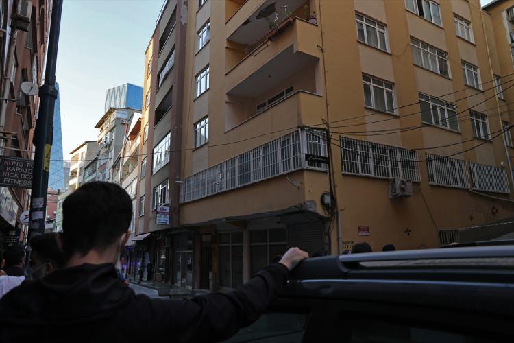 <p>Öte yandan binanın yıkılmaması için demir direklerle güçlendirme çalışması yapıldı.</p>
