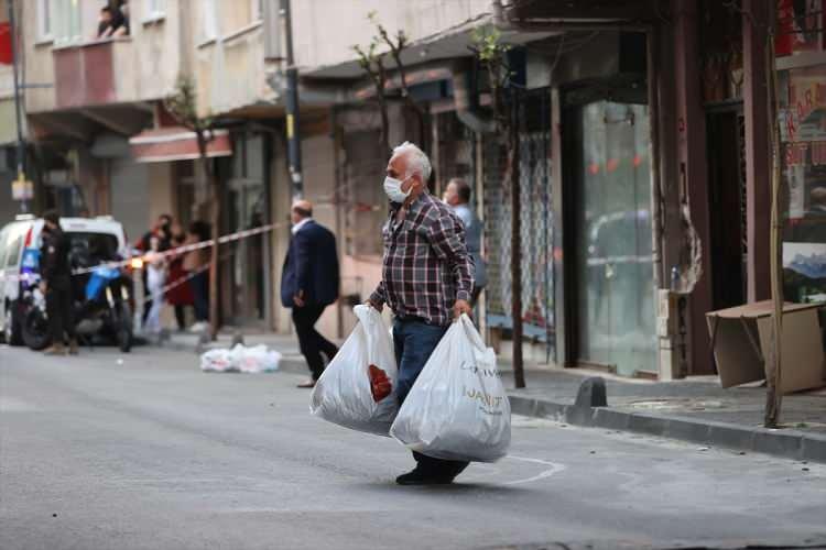 <p>Gerekli m&uuml;h&uuml;rleme işlemi yapıldı. Bu raporlar kesinleştikten sonra gerek &Ccedil;evre ve Şehircilik İl M&uuml;d&uuml;rl&uuml;ğ&uuml;m&uuml;z gerek belediyemiz tarafından kesin karar verilecek. Oturulup oturulmayacağına, iskana izin verilip verilmeyeceğine karar vereceğiz. Burayı kontrol altına aldık. Emniyetimiz giriş ve &ccedil;ıkışa izin vermeyecek. Ara&ccedil; trafiğine kapalı." diye konuştu.</p>
