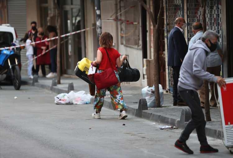 <p>- ŞİŞLİ KAYMAKAMI TÜRKEL, OLAY YERİNDE İNCELEMELERDE BULUNDU</p>

<p>Olay yerine gelerek incelemelerde bulunan Şişli Kaymakamı Ali Fuat Türkel, basın mensuplarına yaptığı açıklamada, hayati tehlike arz eden bir durum olmadığını belirterek, "Esentepe Mahallesi Kardeşler Sokak üzerinde bulunuyoruz. </p>
